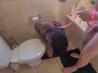 Човешки тоалетна индийски курва получавам pissed на и получавам тя глава flushed followed от смучене член