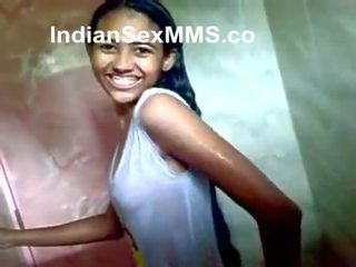 Indiai tini baszás -ban nyilvános zuhany - (desiscandals.net)