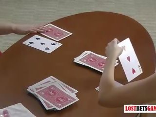 두 매력적인 섹스하고 싶은 중년 여성 놀이 에이 경기 의 조각 blackjack
